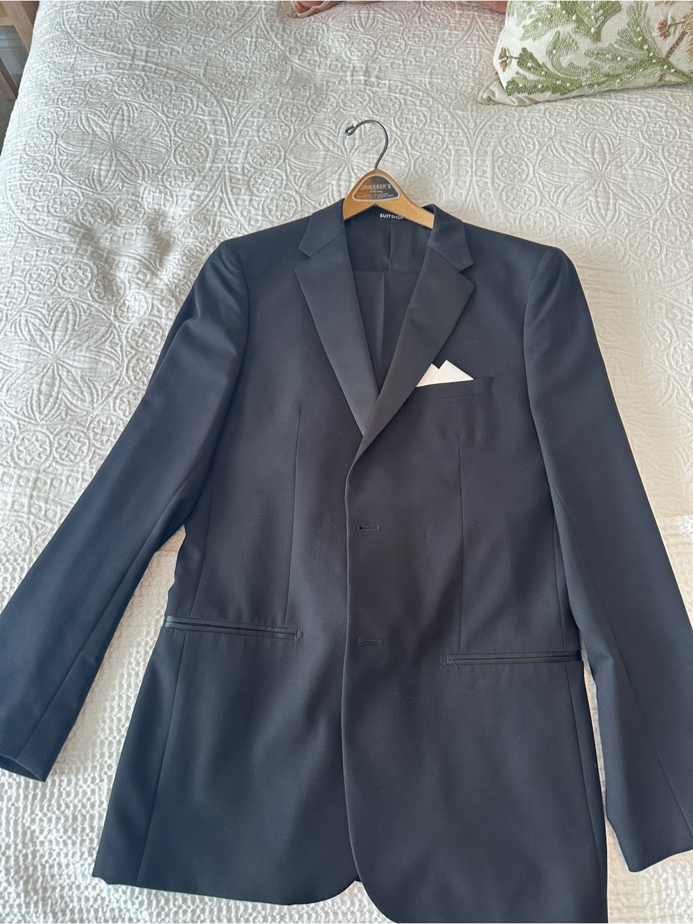 Men’s Suit Shop Slim Fit Tux style inBlack Suit Coat 40L and Pants 32L
